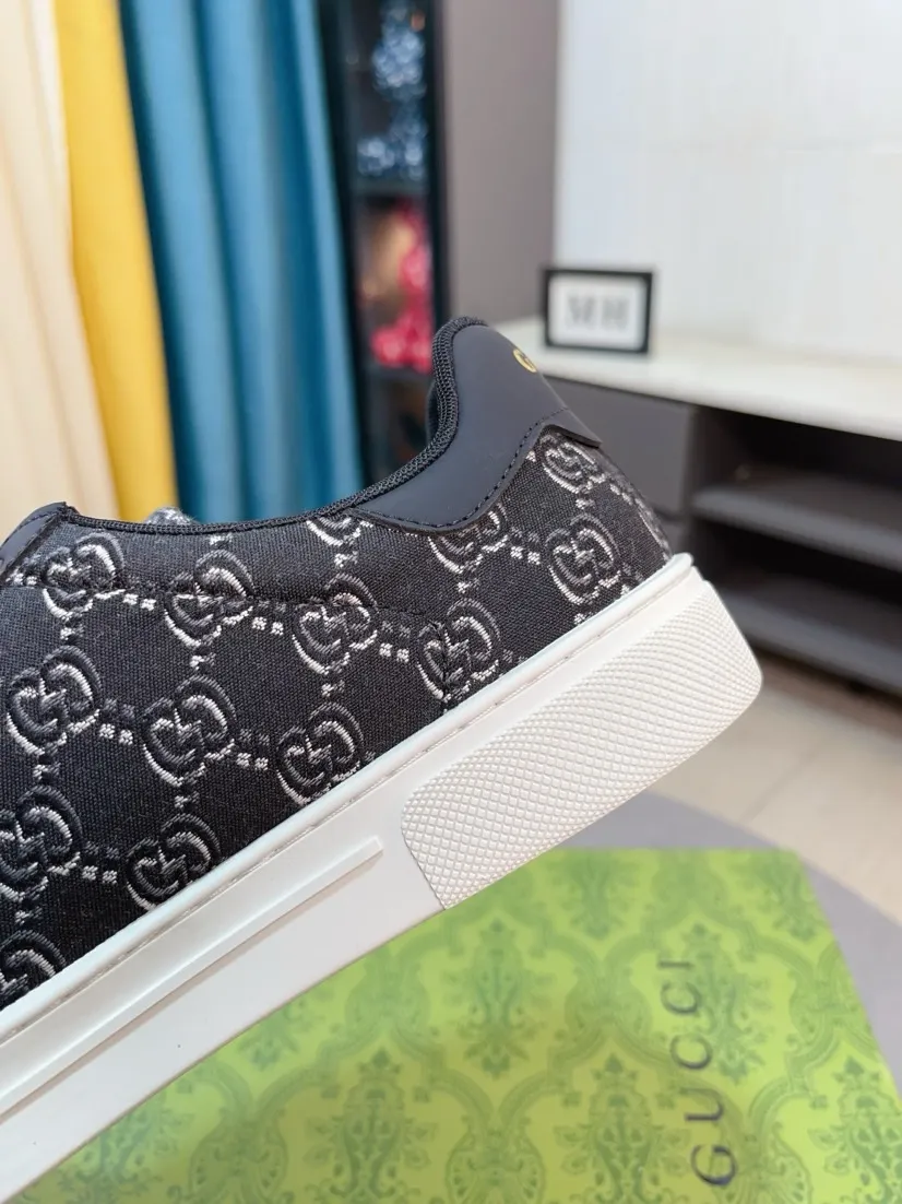Men's men's shoes 💰400🌹🌹Gucci [Gucci] new model is on the market, the picture above is a must-sell. Top luxury brand, the latest fashionable casual men's shoes, trendy and versatile style, relaxed and sporty style, upper imported from Italy crocodile pattern cowhide ➕ genuine leather lining and ultra-fine workmanship. Original personalized and fashionable semi-air cushion raised outsole, light and comfortable on the foot, size 38-44